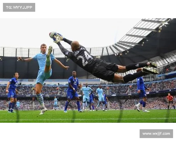 球童飞身扑救险撞裁判椅全场观众掌声雷动